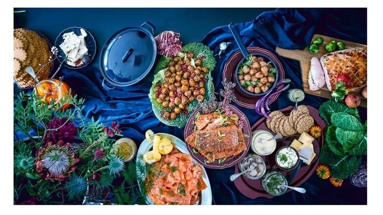 Menyiapkan menu Lebaran Idul Fitri