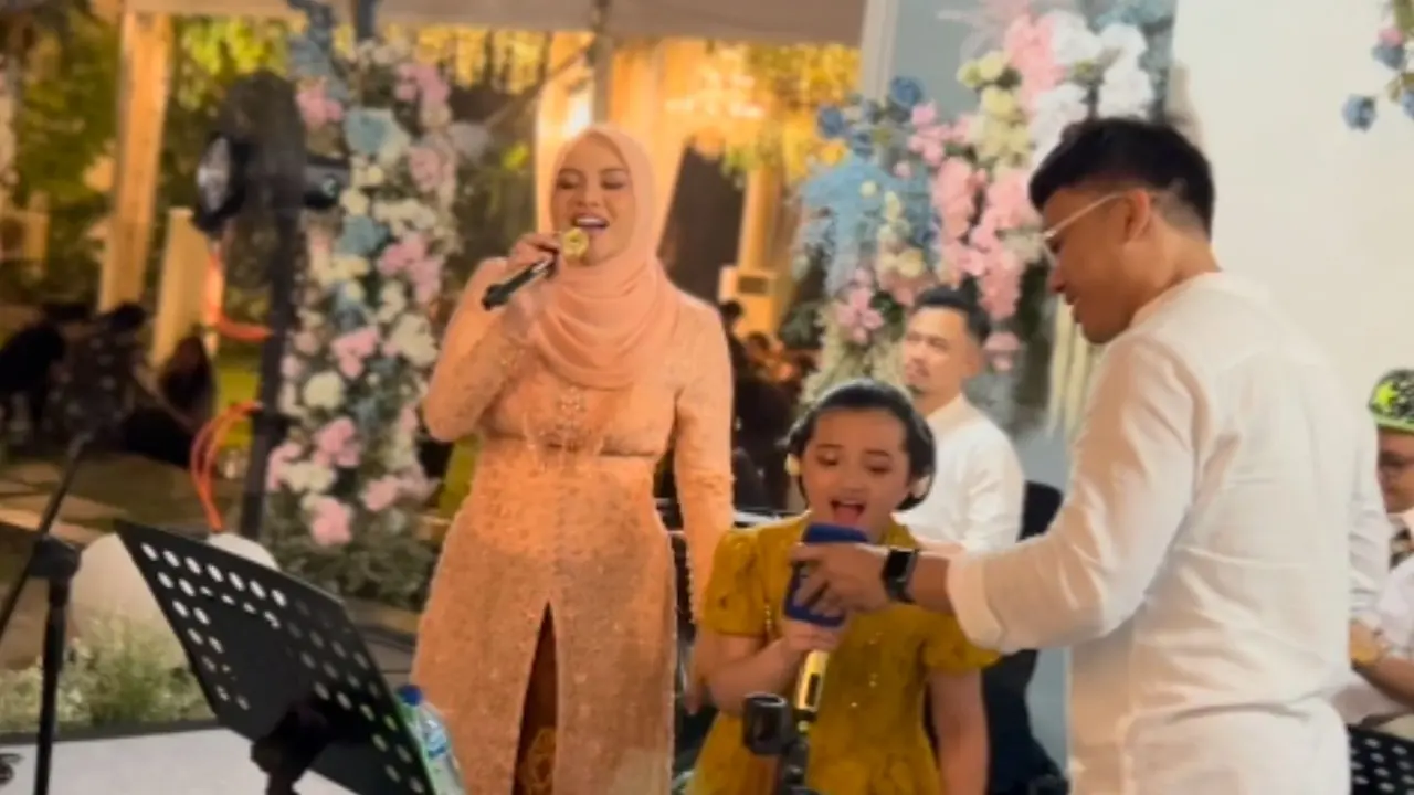 Atta Halilintar dan Aurel Hermansyah yang baru saja menggelar prosesi Tedak Siten untuk putri kesayangannya, Ameena Hanna Nur Atta atau Baby Ameena.