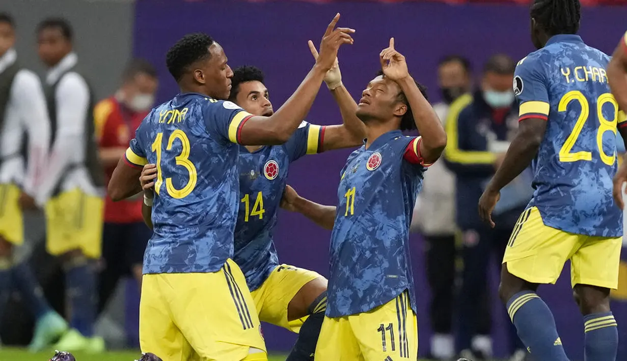 Gelandang Kolombia, Juan Cuadrado (tengah) berselebrasi usai mencetak gol ke gawang Peru pada pertandingan juara ketiga Copa America 2021 di Stadion Nasional Brasilia, Brasil, Sabtu (10/7/2021). Kolombia menang dramatis 3-2 atas Peru. (AP Photo/Eraldo Peres)