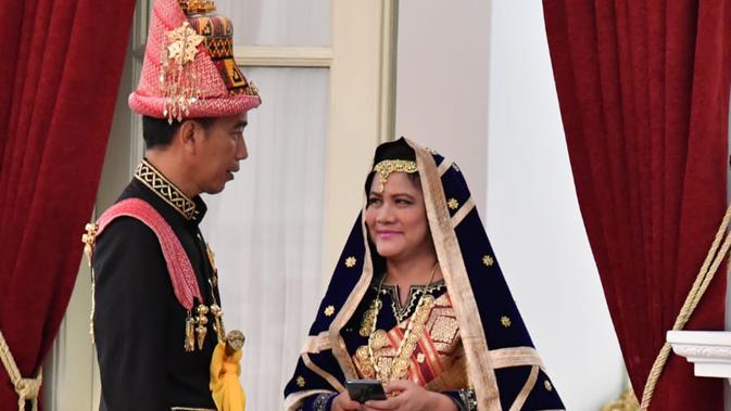 Presiden Jokowi dan Ibu Iriana menggunakan busana adat Aceh sesaat sebelum Upacara 17 Agustus. (Liputan6.com/Loop/BiroSetpres)