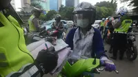Polantas membuat surat tilang untuk pengendara motor ketika berlangsungnya Operasi Patuh Jaya 2018 di ruas Jalan DI Panjaitan, Jakarta Timur, Jumat (27/4). Razia ini berlangsung selama 14 hari, dari 26 April sampai 5 Mei 2018. (Merdeka.com/Imam Buhori)