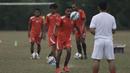 Gelandang Persija, Ramdani Lestaluhu mengontrol bola saat latihan perdana jelang Piala Jenderal Sudirman di Lapangan National Youth Training Center, Sawangan, Depok, Jumat (30/10/2015). (Bola.com/Vitalis Yogi Trisna)