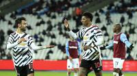 Penyerang Manchester United, Marcus Rashford (kanan) berselebrasi dengan rekannya Bruno Fernandes pada pertandingan lanjutan Liga Inggris di stadion London di London, Inggris, Minggu (6/12/2020). MU menang 3-1 atas West Ham. (Adam Davy / Pool via AP)