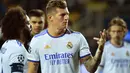 4. Toni Kroos masih terus jadi andalan bersama Luka Modric dan Casemiro di sisi tengah Real Madrid. Musim 2022/2023 Real Madrid memberikan gaji per pekan sebesar 421 ribu Euro atau setara 6,4 miliar rupiah. (AFP/Sergei Gapon)