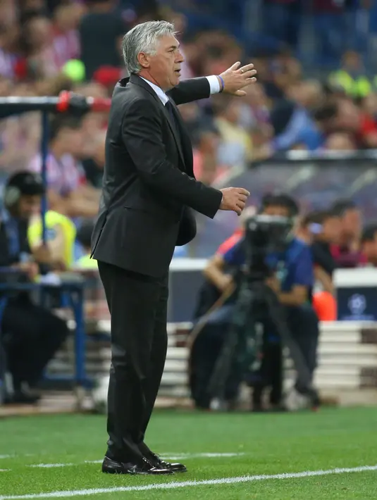 Pelatih Bayern Munich, Carlo Ancelotti mengintruksikan para pemainnya saat berhadapan Atletico Madrid pada pertandingan Liga Champions Grup D di Madrid, Spanyol, (29/9). Atletico Madrid menang atas Bayern Munchen 1-0. (Reuters/Paul Hanna)
