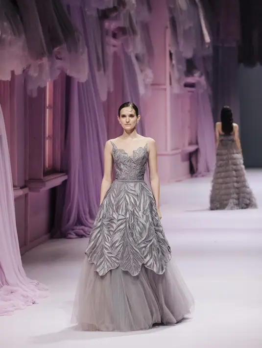 Tiga kalung mewah didesain dengan nama The Vibrant Daylily, The Orchid Blossom, dan The Sunflower Serenade. Foto: Document/Hian Tjen.