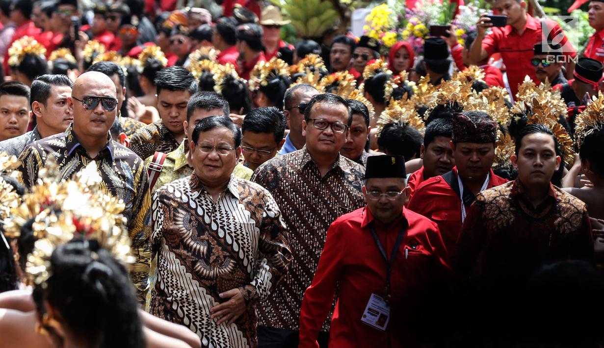 Ketua Umum Partai Gerindra Prabowo Subianto (dua kiri) saat menghadiri Kongres V PDIP di Bali, Kamis (8/8/2019). Prabowo ditemani Waketum Gerindra Edhy Prabowo dan Sugiono saat menghadiri Kongres PDIP. (Liputan6.com/JohanTallo)
