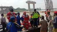 Satu korban meninggal perahu terbalik di Bengawan Solo dibawa ke RSUD Tuban. (Ahmad Adirin/Liputan6.com)