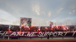 Suporter Persita Tangerang memberikan dukungan terhadap timnya dengan menyalakan suar saat pertandingan persahabatan antara Persita Tangerang melawan PSM Makassar di Indomilk Arena, Tangerang, Rabu (01/06/2022). Pertandingan berakhir dengan skor imbang 1-1. (Bola.com/Bagaskara Lazuardi)