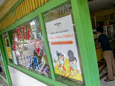 Pelanggan antre membeli di warteg kawasan Jakarta, Rabu (27/1/2021). Komunitas Warteg Nusantara (Kowantara) menyatakan, sekitar 50 persen atau 20.000 unit warteg di Jabodetabek akan gulung tikar tahun ini disebabkan tidak mampu membayar atau memperpanjang sewa tempat. (Liputan6.com/Faizal Fanani)