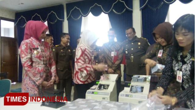 Terima Uang Rampasan Kejari Jember, Bupati Faida: Bisa Buat Renovasi Kelas