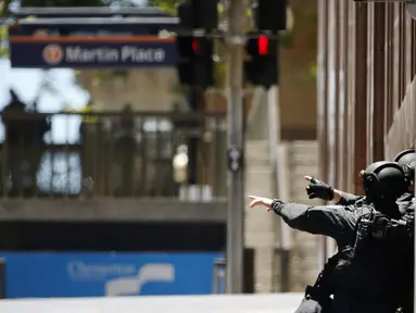 Aparat kepolisian Australia mengepung situasi kafe Lindt di Sydney, Australia (15/12/2014). Puluhan sandera terperangkap di dalam kafe Lindt di Sydney, Australia. (REUTERS/Jason Reed)