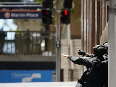 Aparat kepolisian Australia mengepung situasi kafe Lindt di Sydney, Australia (15/12/2014). Puluhan sandera terperangkap di dalam kafe Lindt di Sydney, Australia. (REUTERS/Jason Reed)