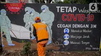 Petugas PPSU Kelurahan Bukit Duri menyelesaikan mural bertema Covid-19 di Jakarta, Selasa (11/8/2020). Mural tersebut untuk mengingatkan warga agar selalu waspada dengan Covid-19 dan mencegahnya dengan 3M (Memakai Masker, Menjaga Jarak dan Mencuci Tangan). (Liputan6.com/Faizal Fanani)