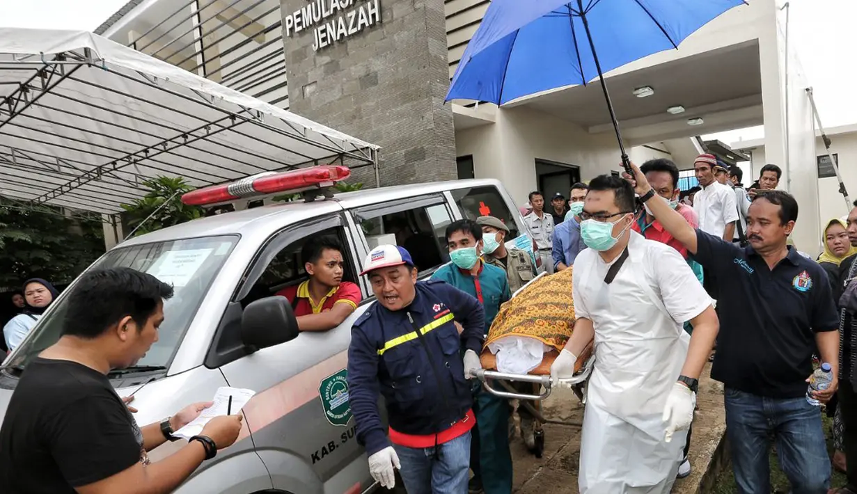 Jenazah korban kecelakaan Tanjakan Emen di Kabupaten Subang dibawa ke Masjid RSUD Tangsel, Ciputat, usai dimandikan, Minggu (11/2). Penggalian makam dilakukan menggunakan alat berat eskavator untuk mempercepat proses. (Liputan6.com/Fery Pradolo)