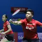 Ganda campuran Indonesia, Praveen Jordan/Melati Daeva Oktavianti mengembalikan kok ke arah Lee Chun Hei Reginald/Chau Hoi Wah (Hong Kong) pada Indonesia Open 2018 di Istora GBK Jakarta, (3/7). (Liputan6.com/Helmi Fithriansyah)