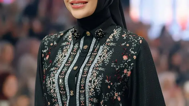 Potret Aurel Hermansyah Melenggang di Catwalk, Tampil Anggun (credit: instagram/aurelie.hermansyah)