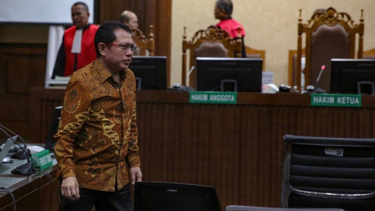 "Menjatuhkan pidana kepada terdakwa oleh karena itu dengan pidana penjara selama enam tahun, denda Rp1 miliar dengan ketentuan apabila denda tersebut tidak dibayar diganti dengan pidana kurungan pengganti selama enam bulan," <br>