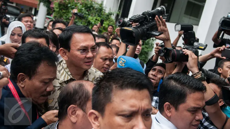 20161201-Ahok Diserahkan Penyidik ke Kejagung-Jakarta