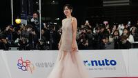 7 Gaya Bintang Korea Selatan di Karpet Merah Blue Dragon Film Awards 2025, Son Ye Jin dan Hyun Bin Cetak Sejarah