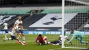 Striker Manchester United, Marcus Rashford, berusaha mencetak gol ke gawang Tottenham Hotspur dalam laga lanjutan Premier League 2019/20 di Tottenham Hotspur Stadium, Sabtu (20/6/2020) dini hari WIB. Manchester United bermain imbang 1-1 atas Tottenham. (AFP/Matthew Childs/pool)