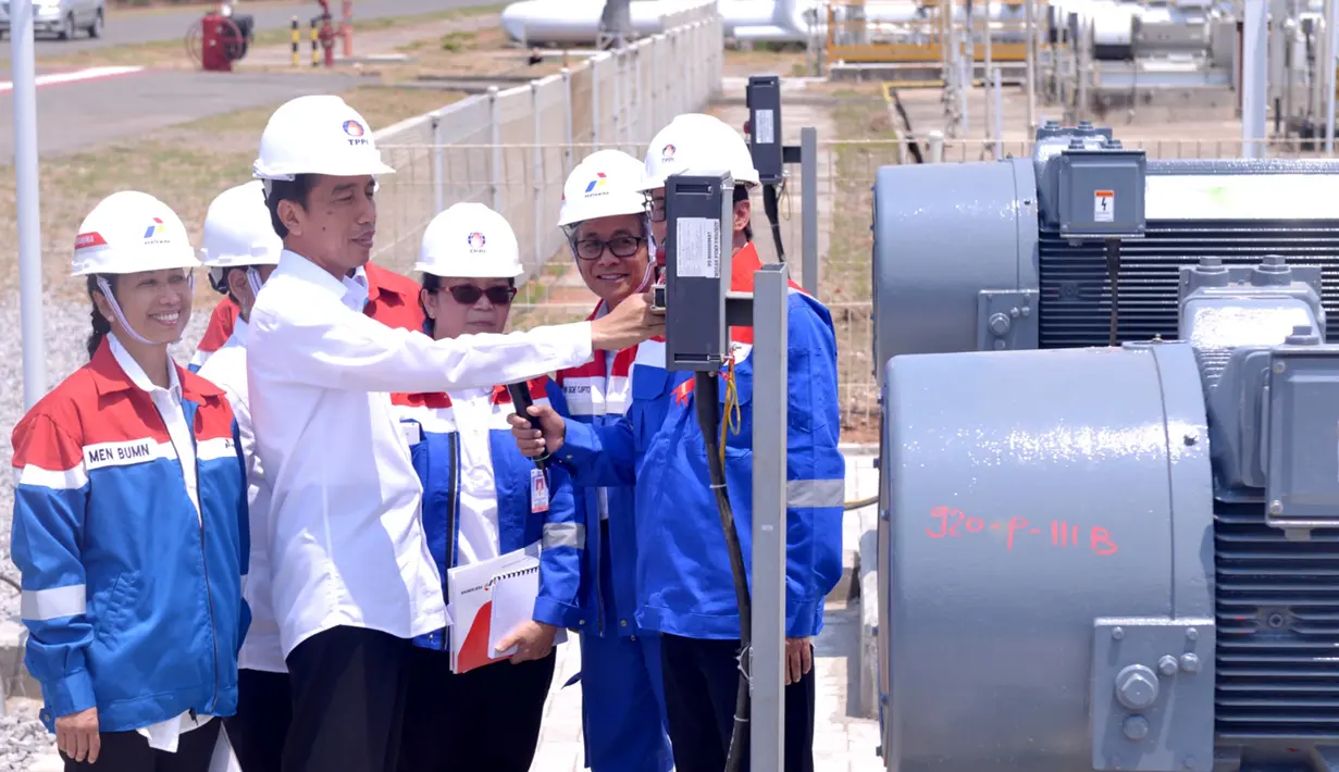 Presiden Jokowi mengecek alat saat meninjau PT.Trans Pacific Petrochemical Indotama (TPPI) di Tuban, Jatim, Rabu (11/11/2015). Proses pembuatan premium di PT TPPI ini akan mengurangi impor premium sampai 20 persen. (Foto : Cahyo_Setpres)