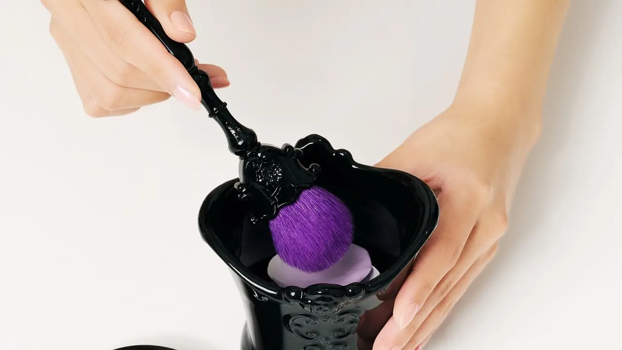 Unik, Anna Sui Hadirkan Bedak Bentuk Kelopak Mawar yang Jadi Finishing Touch untuk Tampil Glowing dan Flawless