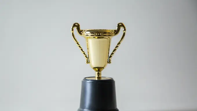 Ilustrasi Kisah Bocah Membawa Banyak Piala ke Makam Ayahnya/dok. Unsplash Giorgio