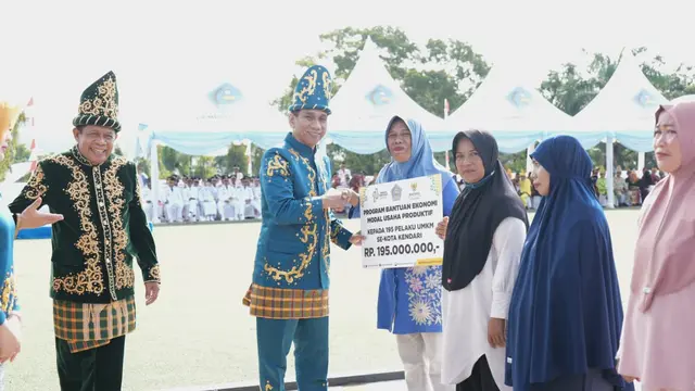 Wamendagri Akhmad Wiyagus saat jadi inspektur upacara Peringatan Hari Ulang Tahun (HUT) ke-195 Kota Kendari di Lapangan Upacara Balai Kota Kendari, Sulawesi Tenggara, Sabtu (9/5/2026).