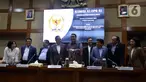 Ketua Komisi XI DPR RI Dito Ganinduto (keempat kiri) bersama Anggota Komisi XI foto bersama di Ruangan Komisi XI, Kompleks Parlemen, Senayan, Jakarta, Selasa (21/1/2019). Komisi XI sepakati membentuk Panja pengawasan kinerja industri jasa keuangan. (Liputan6.com/Johan Tallo)