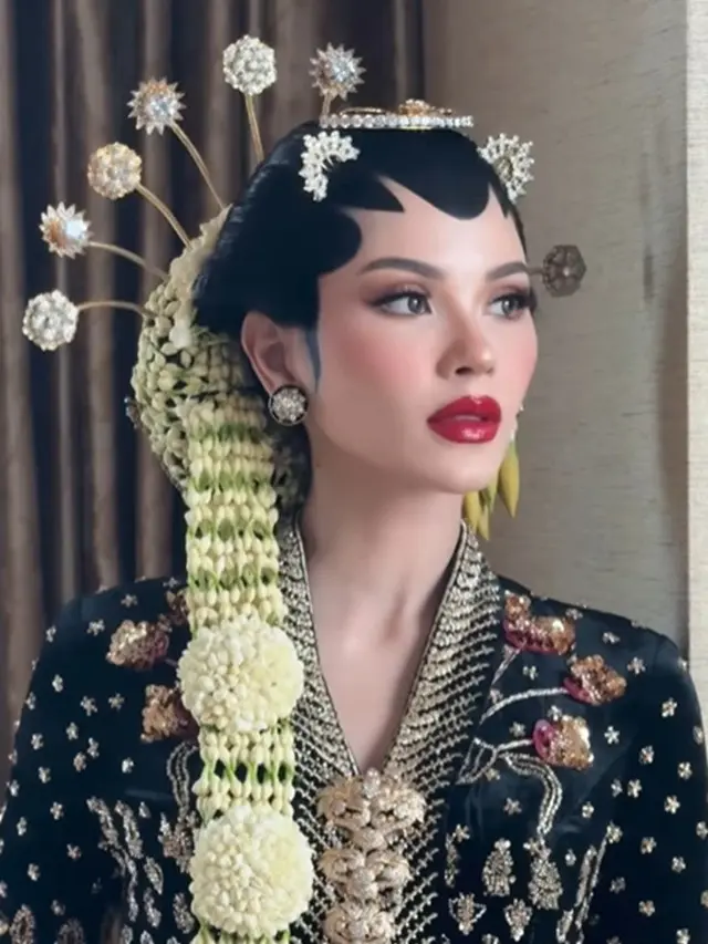 Detail Kebaya Beludru Alyssa Bak Putri Solo