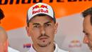 1. Jorge Lorenzo - Tampil memukau pada musim 2010, 2012 dan 2015 bersama tim Yamaha. Terlalu nyaman bersama Yamaha dan bersitegang dengan Valentino Rossi, Lorenzo memutuskan berpindah haluan ke Ducati. (AFP/Giuseppe Cacace)