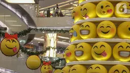 Pohon Natal dengan konsep Joypixels Emoji menghiasi atrium Lippo Mall Kemang,  Jakarta Sabtu (14/12/2019). Mengusung tema Wonderful Holiday berbagai kegiatan yang berlangsung hingga 5 Januari 2020 mengajak keluarga berlibur sambut natal dan tahun baru. (Liputan6.com/Fery Pradolo)