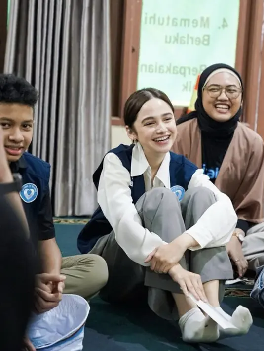 Pesonanya begitu memikat, dengan kesederhanaan yang ditampilkan.  [Foto: Instagram/ Syifa Hadju]