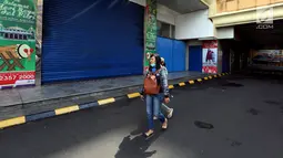 Warga melintasi sejumlah kios yang tutup di Blok B Pasar Tanah Abang, Jakarta, Selasa (27/6). Dalam rangka libur lebaran, Pasar Tanah Abang tutup mulai Minggu (25/7) hingga buka kembali pada tanggal 3 Juli 2017. (Liputan6.com/Johan Tallo)