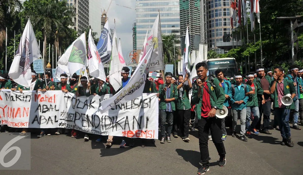 Mahasiswa berjalan menuju Kemendikbud saat aksi unjuk rasa memperingati Hardiknas, Jakarta, Senin (2/5). Mereka mendesak pemerintah untuk memberikan pendidikan gratis dan berkualitas serta dapat diakses seluruh rakyat. (Liputan6.com/Gempur M Surya)