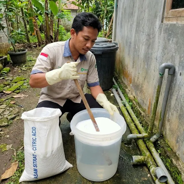 Melarutkan asam sitrat