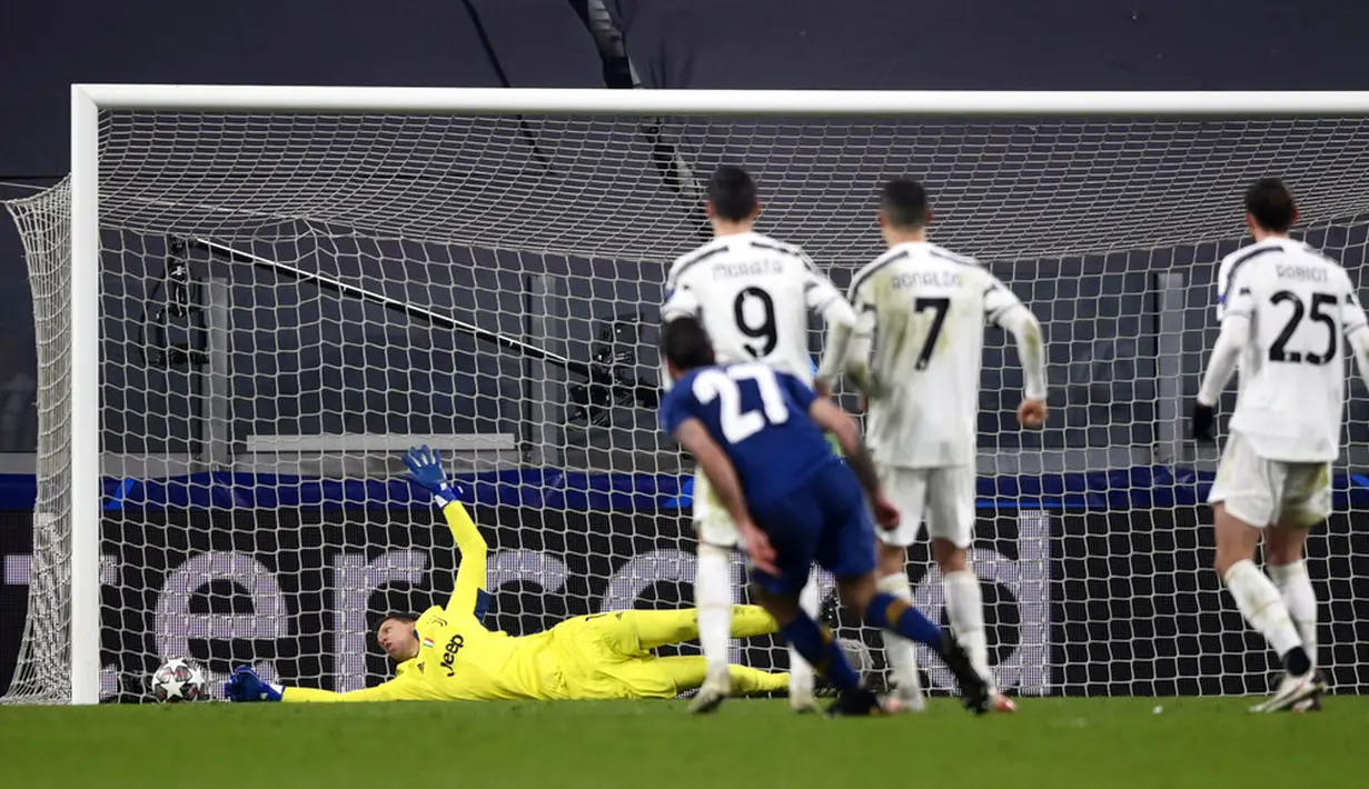 Penjaga gawang Juventus Wojciech Szczesny (kiri) gagal menghentikan bola tendangan pemain Porto Sergio Oliveira (27) pada pertandingan leg kedua babak 16 besar Liga Champions di Turin, Italia, Selasa (9 /3/2021). Juventus harus tersingkir dari Liga Champions. (Fabio Ferrari/LaPresse via AP)