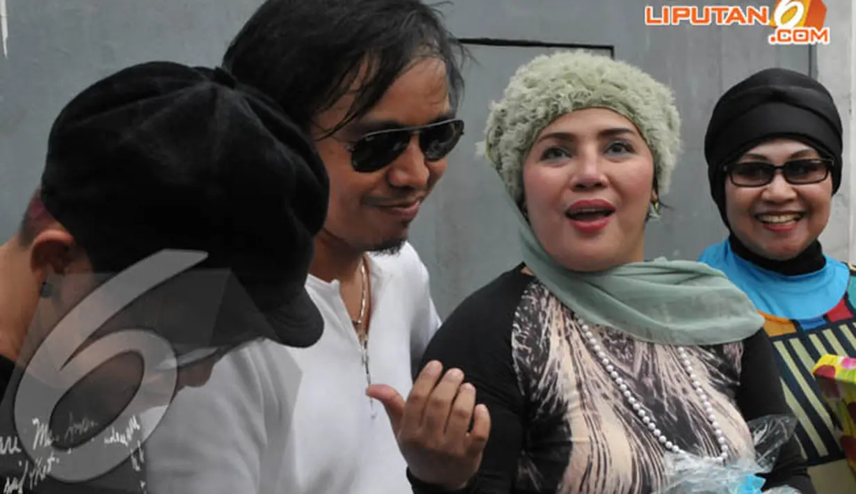 Selain Ian dan Moldy, ibunda Dewi Persik juga ikut menjenguk anaknya di di Rutan Pondok Bambu, Jakarta Timur, Jumat (11/4/2014) (Liputan6.com/Panji Diksana).