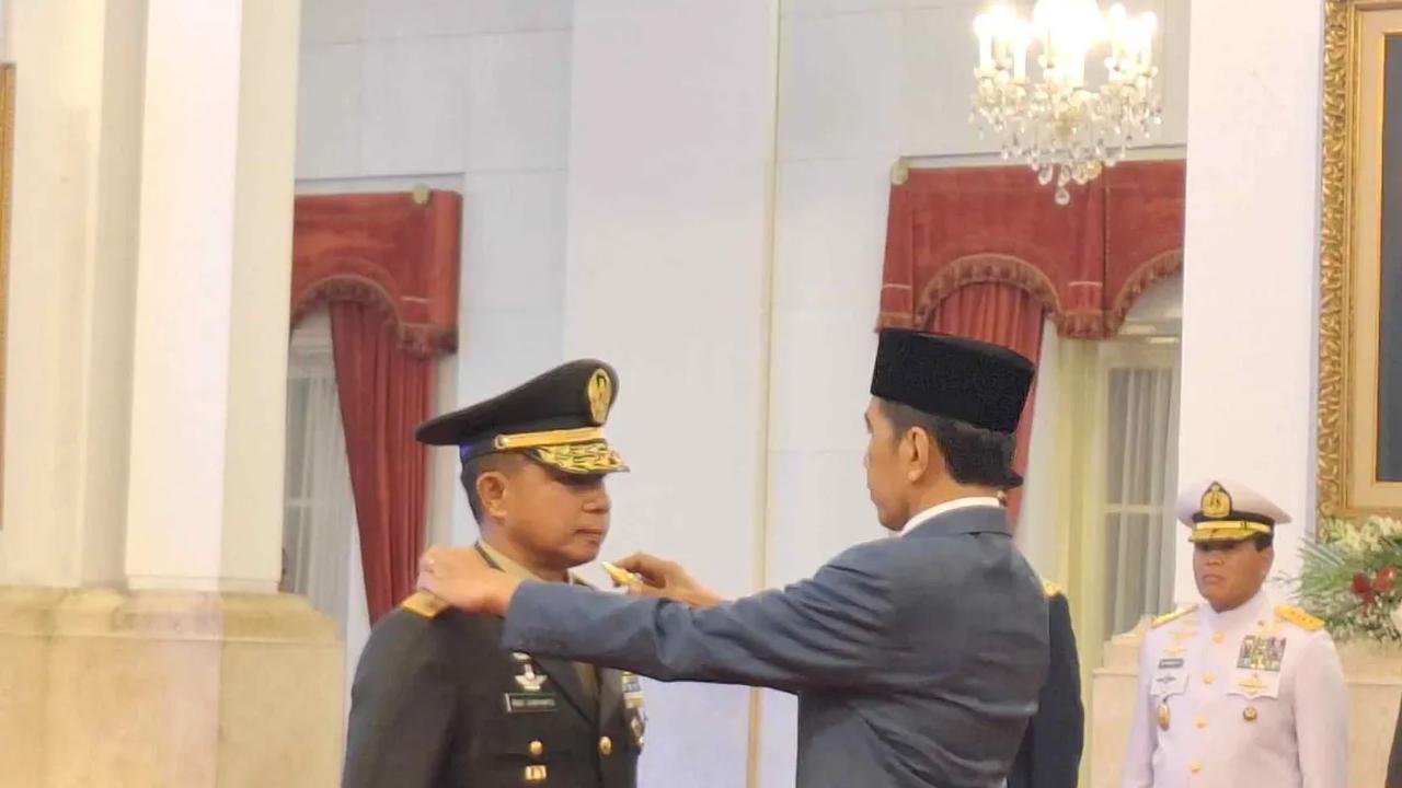VIDEO: Presiden Jokowi Lantik Agus Subiyanto Jadi Kasad TNI, Pundak Ditepuk 3 Kali