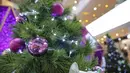 Dekorasi perayaan Natal bertema "A Shining Shimmering Christmas" di Mal Grand Indonesia, Jakarta, Senin (13/12/2021). Dalam rangka menyambut Natal dan Tahun Baru, pusat perbelanjaan tersebut mempersembahkan “A Shining Shimmering Christmas”. (Liputan6.com/Faizal Fanani)