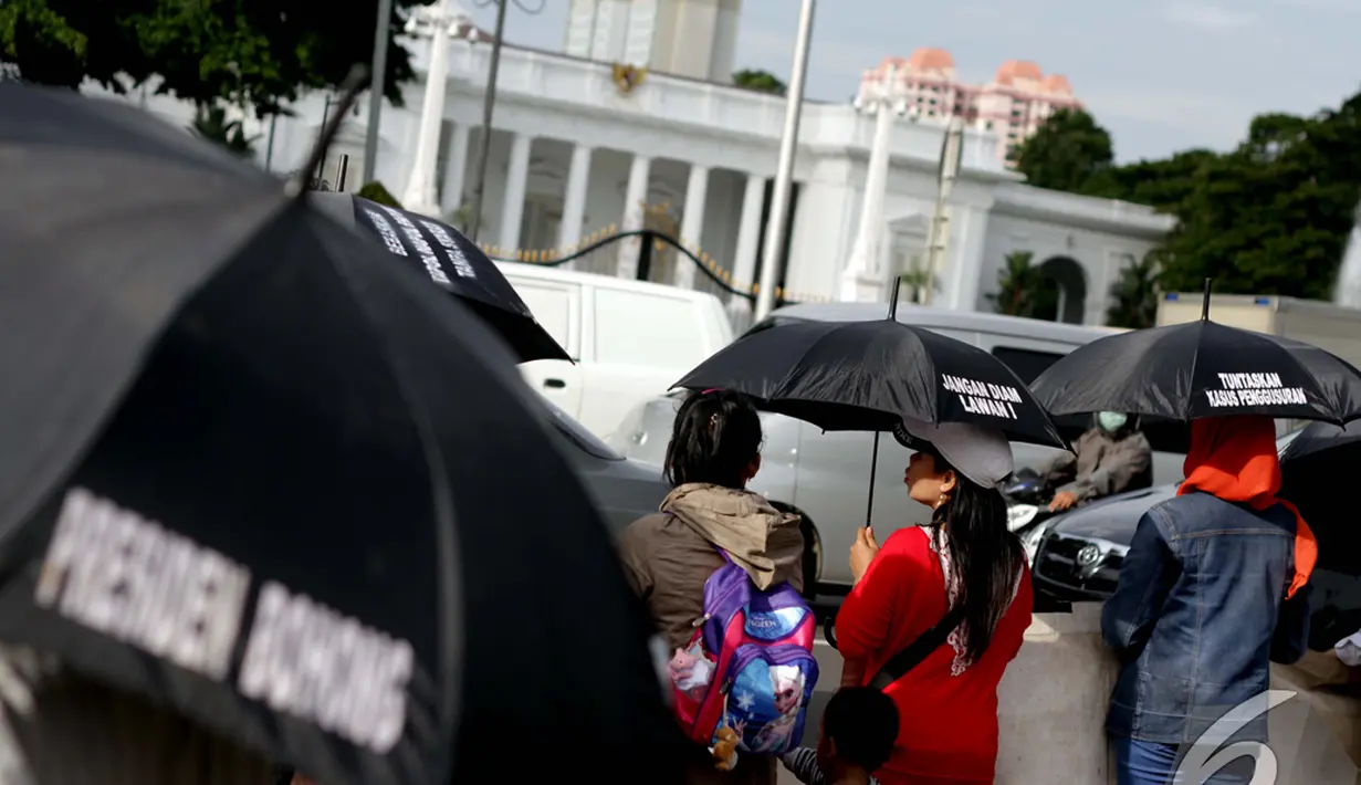 Sejumlah keluarga korban pelanggaan HAM mengikuti aksi Kamisan di depan Istana Merdeka, Jakarta, Kamis (8/1/2015). (Liputan6.com/Faizal Fanani) 