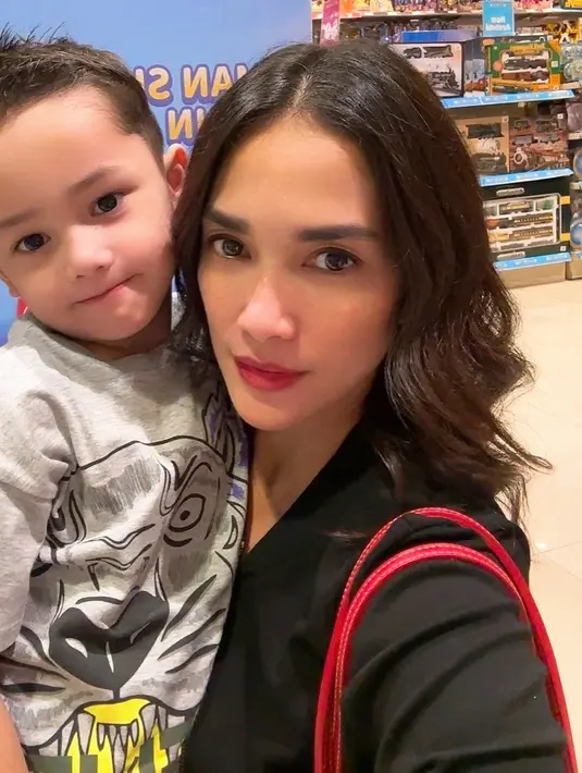 "Akhirnya berani jg potong lebih pendek lagi😬," tulis perempuan kelahiran Jakarta 42 tahun silam ini. [Instagram/ussypratama]