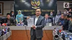 Anggota Komisi I Effendi Simbolon menunjukkan dokumen usai sidang putusan dugaan pelanggaran etik terkait ucapannya "TNI seperti gerombolan" di Kompleks Parlemen, Senayan, Jakarta, Kamis (15/9/2022). Dalam sidang tersebut, MKD DPR memutuskan untuk menghentikan kasus aduan terkait ucapan dari Effendi Simbolon. (Liputan6.com/Angga Yuniar)