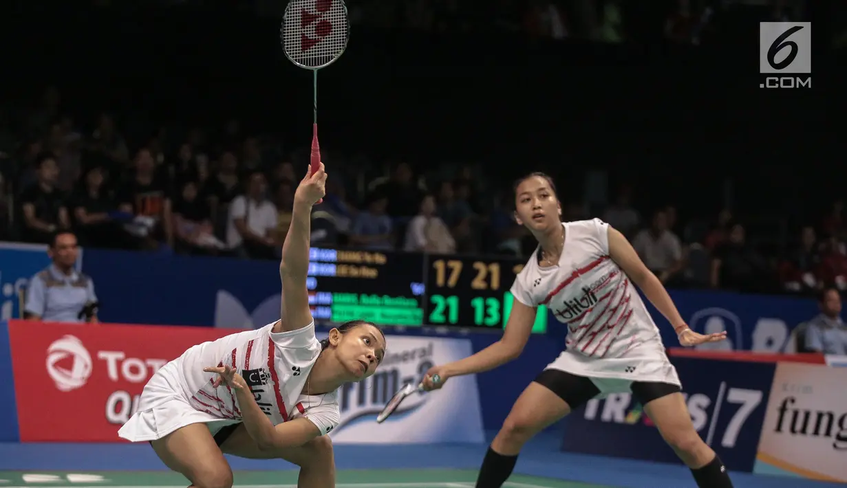 Ganda Campuran Indonesia, Della Destiara Haris dan Rosyita Eka Putri Sari saat berlaga melawan Chang Ye Na dan Lee So Hee (Korea) dalam babak perempat final Indonesia Open 2017 di JCC Plenary Hal, Jakarta, Jumat (16/6). (LIputan6.com/Faizal Fanani)