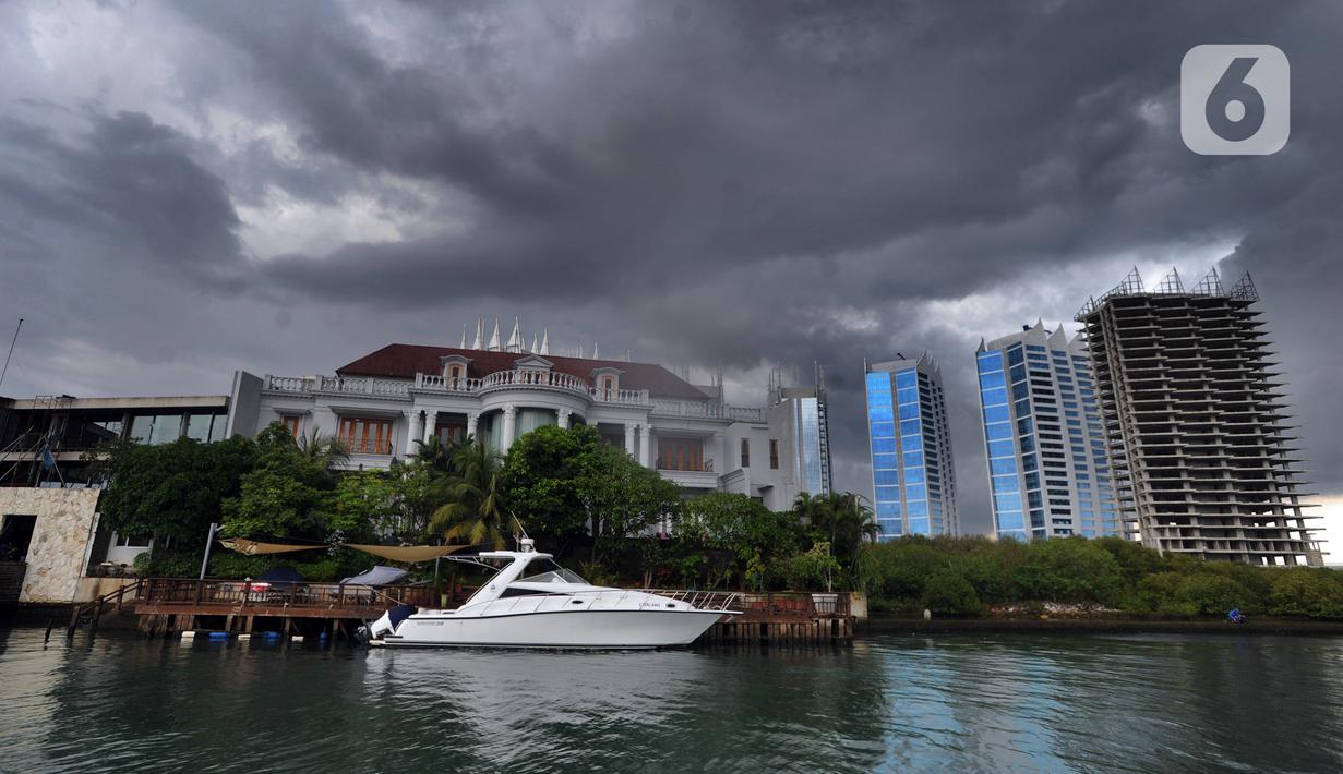 Gedung-gedung bertingkat dengan latar belakang awan cumulonimbus terlihat di perairan Teluk Jakarta, Minggu (10/1/2021). Sejak beberapa hari terakhir, perairan Teluk Jakarta diselimuti cuaca ekstrem yang berbahaya bagi pelayaran dan penerbangan. (merdeka.com/Arie Basuki)