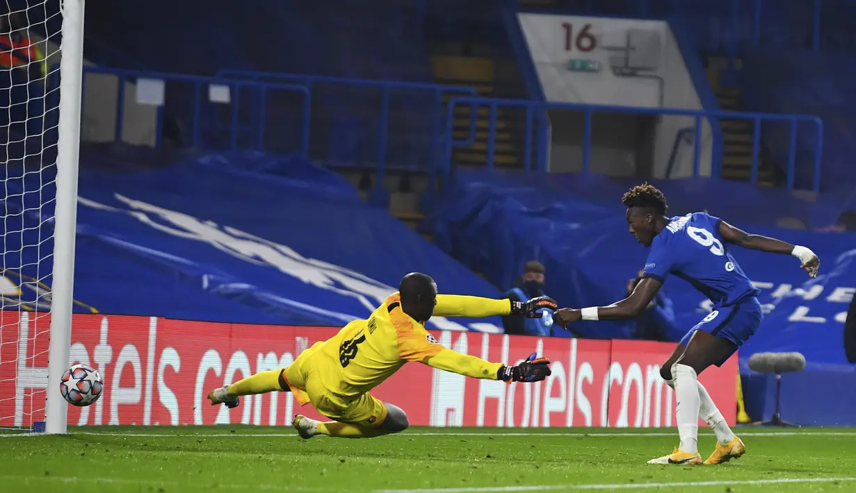 Penyerang Chelsea, Tammy Abraham, saat mencetak gol ke gawang Rennes pada laga lanjutan Liga Champions 2020/2021 di Stadion Stamford Bridge, Kamis (5/11/2020) dini hari WIB. Chelsea menang 3-0 atas Rennes. (Dylan Martinez/Pool via AP)