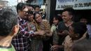 Cawagub DKI Jakarta, Djarot Saiful Hidayat bersalaman dengan warga Tegal Alur, Jakarta, Rabu (7/12). Dalam blusukannya Djarot berjanji akan segera memasukkan pelayanan air perpipaan di permukiman warga Tegal Alur. (Liputan6.com/Yoppy Renato)