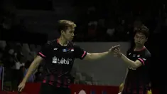 Ganda Putra Indonesia, Kevin Sanjaya/Marcus Gideon, saat menghadapi wakil Tiongkok, He Ji Ting/Tan Qiang, pada laga Indonesia Masters 2020 di Istora, Jakarta, Kamis (16/1). Kevin/Marcus unggul 21-19 dan 21-13. (Bola.com/Yoppy Renato)