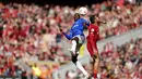 <p>Gelandang Liverpool, Thiago berebut bola udara dengan pemain Everton, Abdoulaye Doucoure selama pertandingan pertandingan lanjutan Liga Inggris di stadion Anfield di Liverpool, Inggris, Minggu (24/4/2022). Liverpool menang atas Everton dengan skor 2-0. (AP Photo/Jon Super)</p>